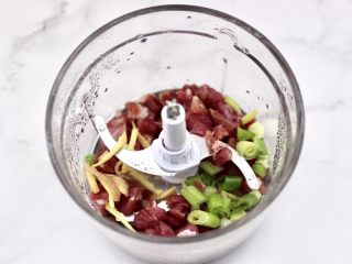3、小白菜磷虾大馅馄饨,里脊肉洗净切成丁放入绞肉机里,加入葱姜。