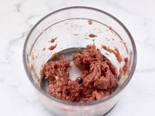 4、小白菜磷虾大馅馄饨,搅打成自己喜欢的肉馅就可以了。