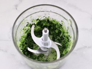 6、小白菜磷虾大馅馄饨,搅打成碎就可以了。