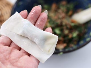 12、小白菜磷虾大馅馄饨,顺时针卷起。