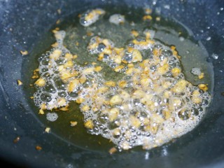 6、无敌下饭的芹菜炒香干,.锅中热油，倒入大蒜爆香。