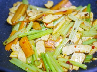 15、无敌下饭的芹菜炒香干,炒匀。