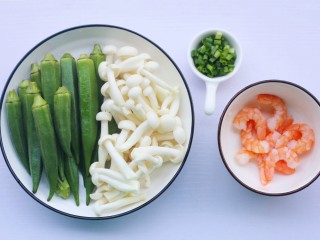 1、秋葵虾仁菌菇汤,准备材料：秋葵200g、白玉菇一把、虾仁10个、盐、葱、生抽、料酒。