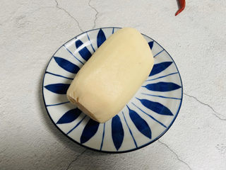 2、花生莲藕排骨汤,莲藕洗净去皮