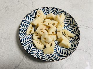 3、花生莲藕排骨汤,切块备用