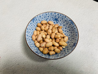 4、花生莲藕排骨汤,花生清洗一下