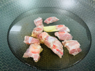 6、花生莲藕排骨汤,锅中加入清水放入排骨、姜片、适量料酒大火烧开焯烫两分钟
