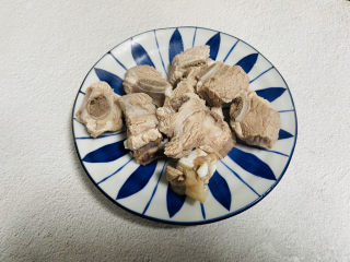 7、花生莲藕排骨汤,焯烫后的排骨清洗干净