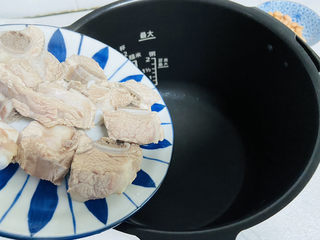 8、花生莲藕排骨汤,将排骨倒入电压力锅内胆中