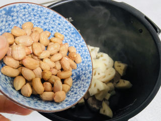 10、花生莲藕排骨汤,倒入花生