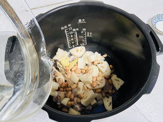 12、花生莲藕排骨汤,加入足够的热水，水量随自己喜好添加