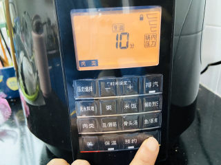 15、花生莲藕排骨汤,摁肉类键开启煲汤模式约10分钟