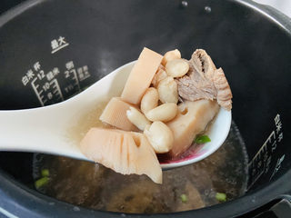 19、花生莲藕排骨汤,搅拌均匀