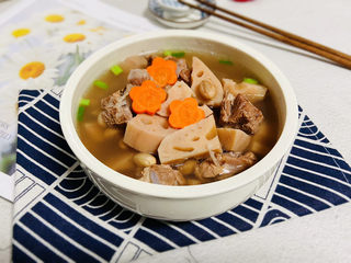 21、花生莲藕排骨汤,花生莲藕排骨汤，鲜美可口