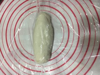 1、金鱼饺子,再将面絮放在案板上，揉成光滑的面团，手指按面团时，不会粘手就可以了。盖上保鲜膜，醒面半小时。