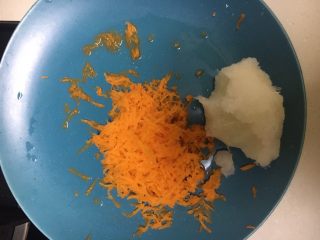 2、金鱼饺子,用工具将胡萝卜和白萝卜跑成丝状，挤干水份。
