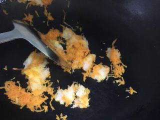 3、金鱼饺子,热锅倒油，倒入胡萝卜和白萝卜，翻炒一分钟，盛出。