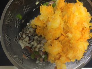 5、金鱼饺子,猪肉末里再加入香菇、胡萝卜和白萝卜，继续搅拌均匀。香菇热水焯10分钟，然后切碎，宝宝吃切越碎越好，容易消化。