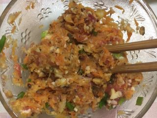 6、金鱼饺子,搅拌好的馅料。