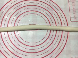 7、金鱼饺子,制作肉馅时，面团也已经醒面完成了，现在将面团搓成长条。