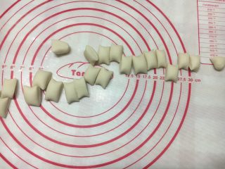 8、金鱼饺子,切成一个个大拇指般大小的面团。