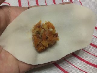 9、金鱼饺子,擀成椭圆形的面皮，尽量擀得薄一点，厚度和我们平时吃的水饺差不多。肉馅不要居中放在面皮上，尽量放在左边或右边一点，给等下捏的鱼尾留出相对的面皮。