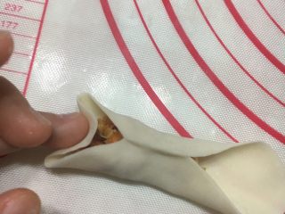 11、金鱼饺子,放置肉馅的位置捏出一个金鱼的头型。
