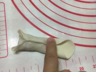 12、金鱼饺子,尾巴部位用手压平。
