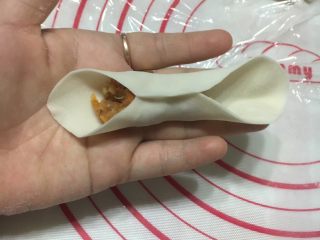 10、金鱼饺子,面皮对折，将中间部位的面皮轻轻捏紧，看上图。