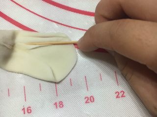 13、金鱼饺子,用牙签在鱼尾处按几个印。