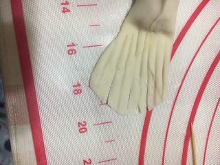 14、金鱼饺子,用剪刀剪成斜角尾巴，一共分成4小块。