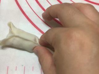 15、金鱼饺子,再捏出金鱼的“小蛮腰”。