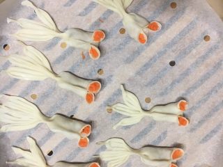 17、金鱼饺子,鱼眼处用胡萝卜来装饰。
