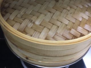 18、金鱼饺子,水开后上锅蒸15分钟即可出锅啦。