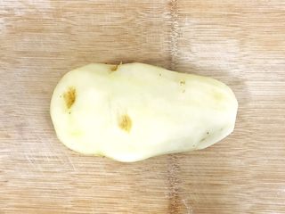 2、甜美的下午茶之蓝莓土豆球,土豆洗净去皮