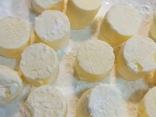 2、红烧日本豆腐,沾上一层淀粉