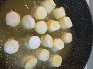 3、红烧日本豆腐,油温五成油温下锅炸