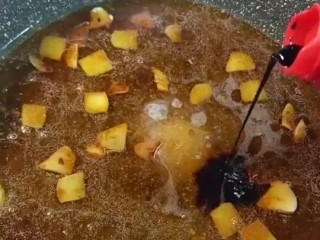 5、红烧日本豆腐,锅留底油下入姜蒜，生抽，耗油炒香，再加入清水，盐，鸡精，红烧酱油，