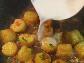 8、红烧日本豆腐,在撒上青红椒粒，水淀粉勾芡即可