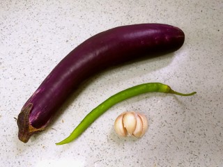 1、白灼茄子,准备好材料。