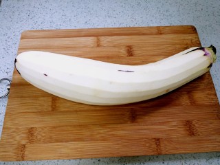 2、白灼茄子,茄子削皮。