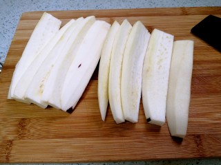 3、白灼茄子,切成长条块状。