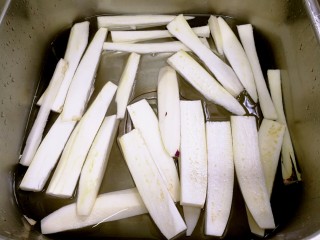 4、白灼茄子,切好的茄子要泡在水中防止氧化。