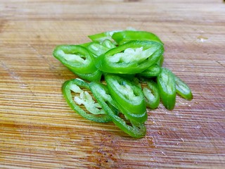 5、白灼茄子,辣椒斜切成椭圆形的辣椒圈。