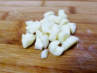 6、白灼茄子,蒜头切成小颗的蒜粒。