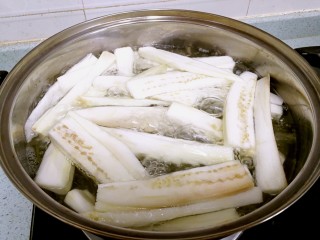 7、白灼茄子,烧一锅热水，加3小勺盐，倒入茄子，开大火煮。