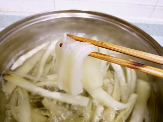 8、白灼茄子,煮至软身，滤水盛起。