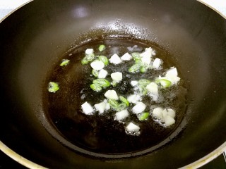 9、白灼茄子,炒锅里热油，倒入蒜粒和辣椒圈，爆香。