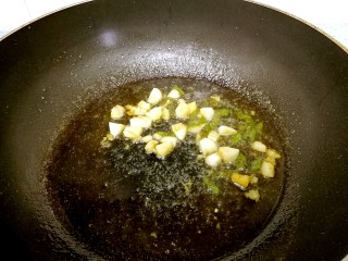 11、白灼茄子,把碗汁倒入锅里，烧开。