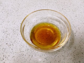 10、白灼茄子,取一小碗，加1小勺盐、1小勺生抽、小半碗清水，调匀成碗汁。